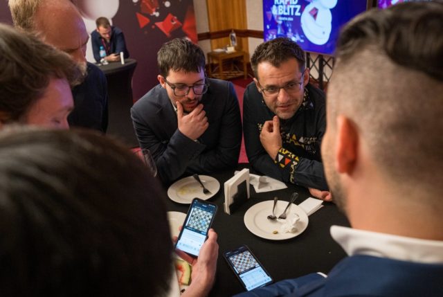 Ah, ces joueurs d’échecs… Toujours en train d’analyser ! (Photo : Grand Chess Tour).