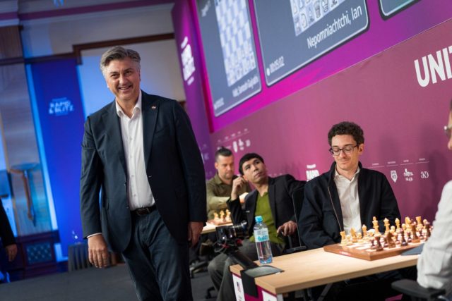 Le Premier Ministre croate, Andrej Plenkovic, déambule entre les échiquiers (Photo : Grand Chess Tour).