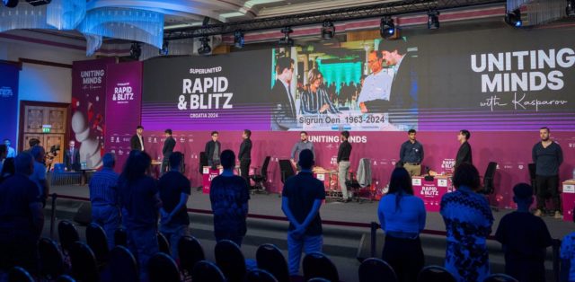 Minute de silence en hommage à la maman de Magnus Carlsen, au début de la deuxième journée (Photo : Grand Chess Tour).