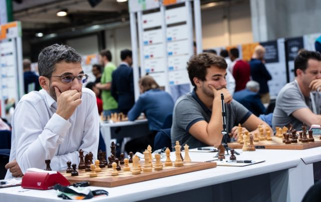 Trois français (Fressinet, Maurizzi, Bacrot), mains sur la bouche ! (Photo : Fide).